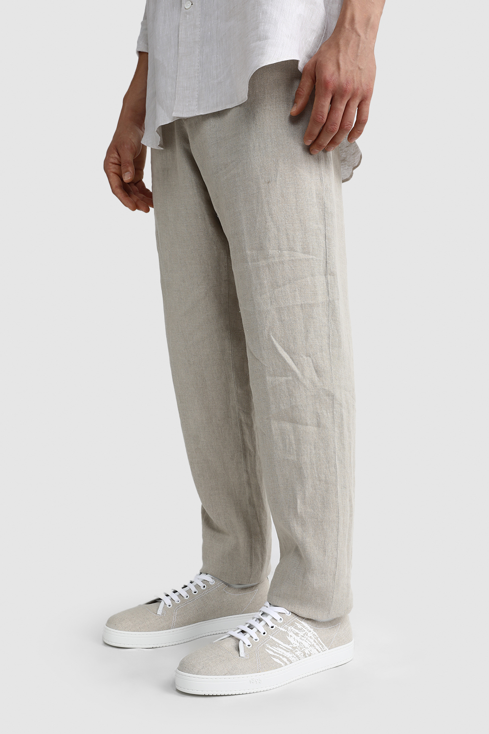 תמונת כל הלוק של נעלי פשתן עם הדפס ברכיסה נמוכה